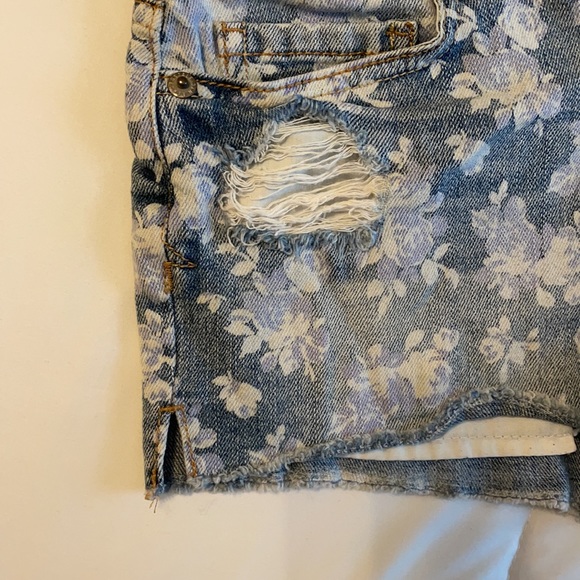 *SOLD*Low-Rise Floral Print Cut-Offs - Picture 3 of 13